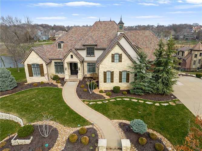 9713 Sunset Circle Lenexa, KS 66220