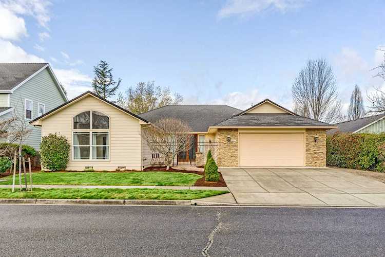 657 Red Oak St Central Point, OR 97502