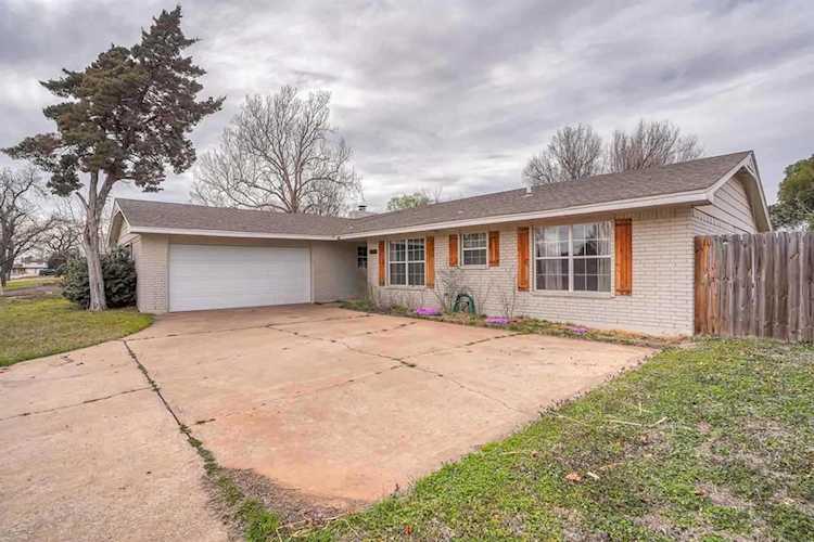 5565 NW Eisenhower Dr Lawton, OK 73505 | MLS 163324 Photo 1