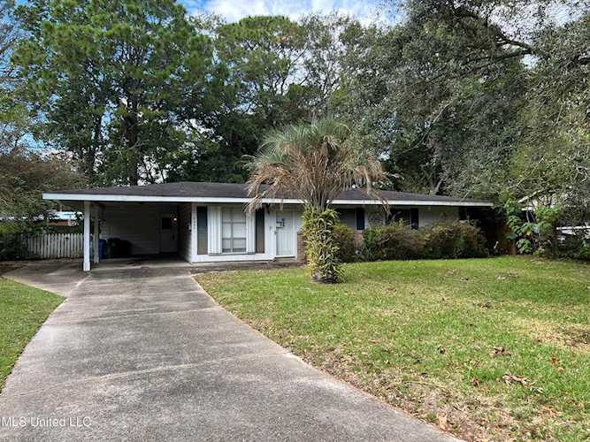 2303 Fernwood St Pascagoula, MS 39567
