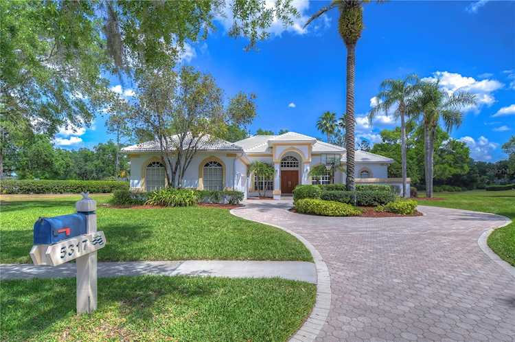 5317 Laurel Pointe Dr Valrico, FL 33596
