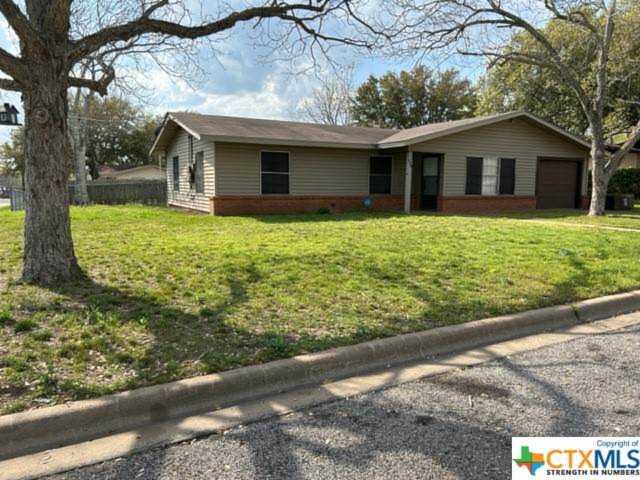 722 Peck St Shiner, TX 77984