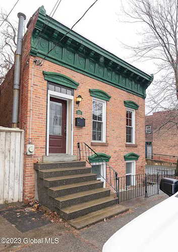 303 8th St Troy, NY 12180