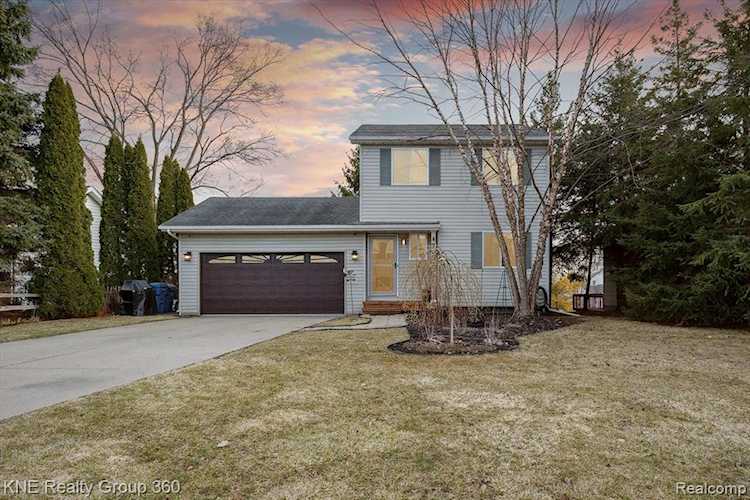 7051 Villa Dr in Waterford Twp, MI Photo 1