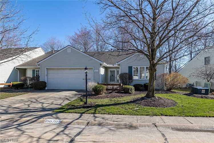 16670 Southview Ln Strongsville, OH 44136