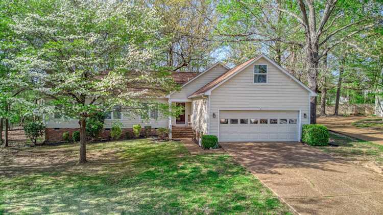 Haltom Real Estate, local REALTORS® Specialize in Selling Homes in Jackson, TN & Surrounding Areas : Madison County, Henderson County, Carroll County, Gibson County, Chester County, Hardeman County, Crockett County Photo 1