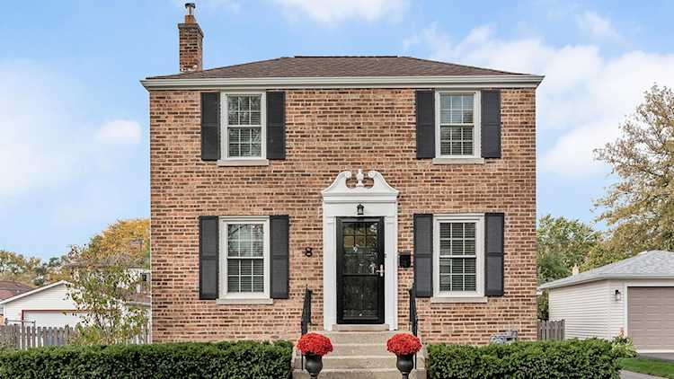 PHOTOS & DETAILS: 8 Iroquois Dr, Clarendon Hills, IL 60514 For Sale - MLS #11749477 - Photos, Virtual Tour, School Info - Real Estate Listing Info Photo 1