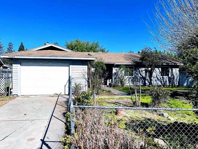 15830 Edmiston Ave Ivanhoe, CA 93235