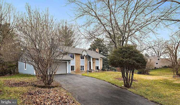 1108 Criton St For Sale in Herndon Photo 1
