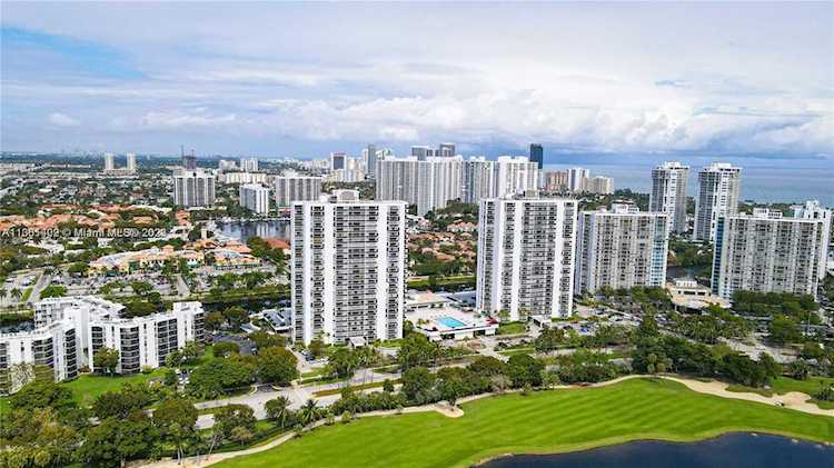 3675 N Country Club Dr #405 Aventura, FL 33180