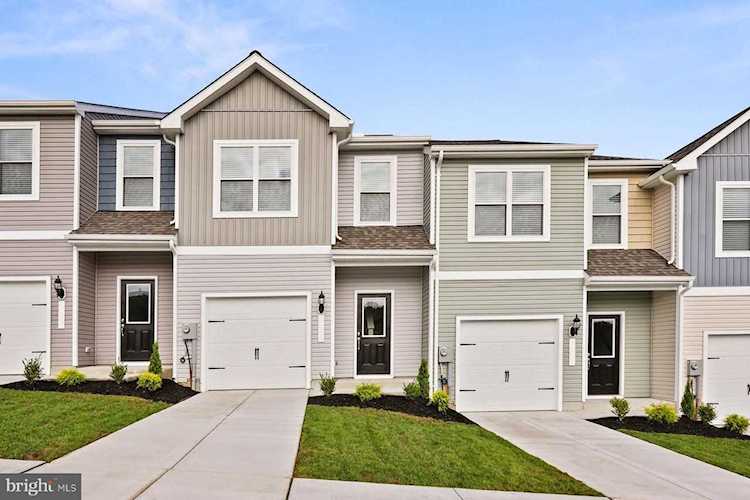 82 Paddington St Falling Waters, WV 25419