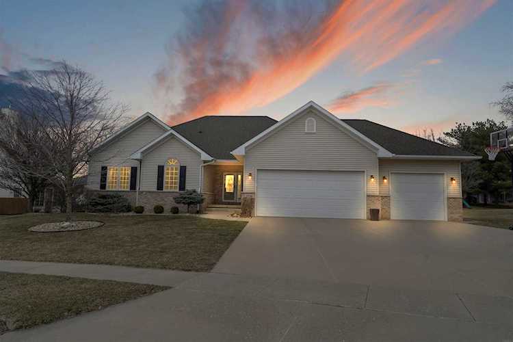 2716 Country Meadow Ln Cedar Falls, IA 50613