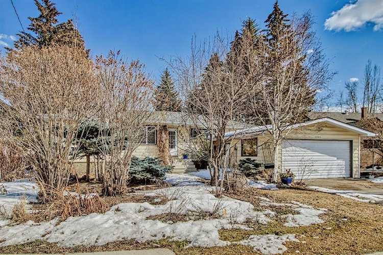 5924 Bow Crescent NW Calgary, AB T3B2B7