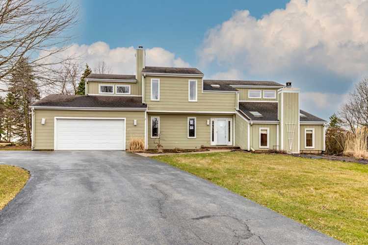 2 Bent Tree Ct Hawthorn Woods, IL 60047