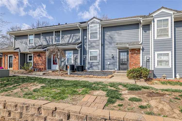 $178,000 - 247 NE Bayview Dr Lee's Summit, MO 64064 - MLS ID 2425430 Photo 1
