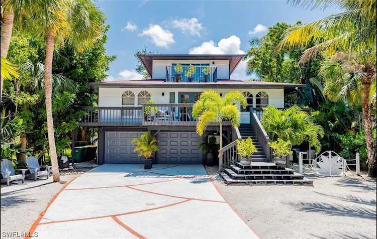 9120 Vanderbilt Dr Naples, FL 34108