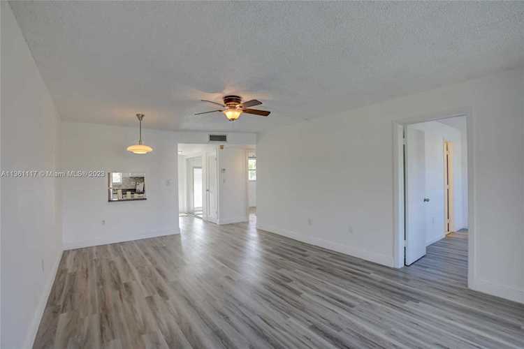 8821 Sunrise Lakes Blvd #203 Sunrise, FL 33322