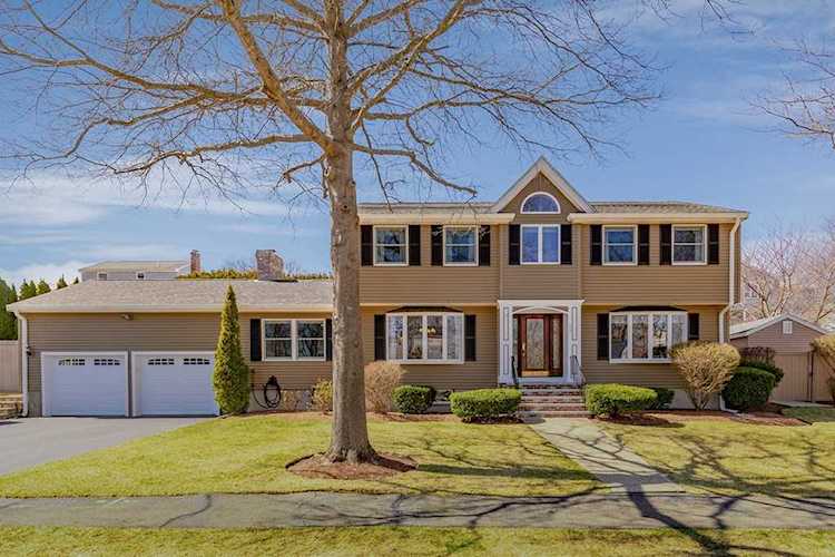 33 Diane Rd in Peabody, MA - Century 21 New England Photo 1