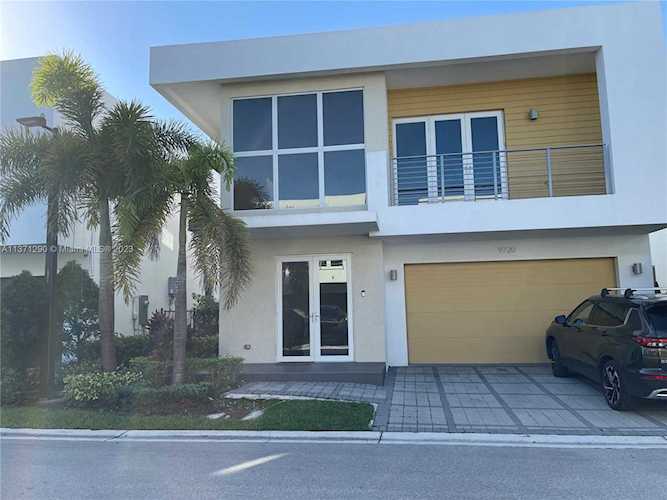 9720 NW 74th Ter Doral, FL 33178