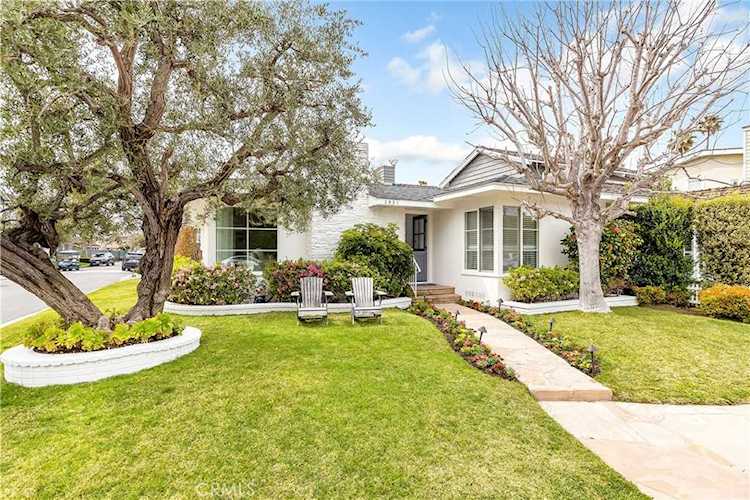 2831 Bayshore Dr Newport Beach, CA 92663 | MLS NP23009621 Photo 1