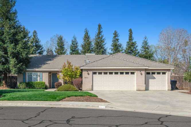 2211 N Linda Vista St Visalia, CA 93291 | MLS 222925 Photo 1
