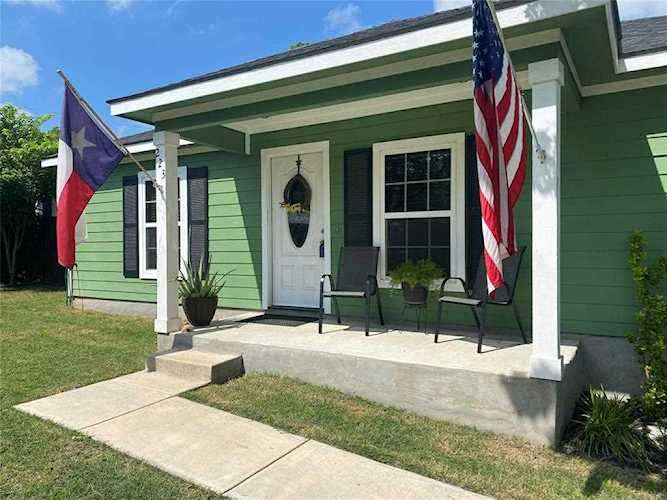 223 Poppy Ave Luling, TX 78648