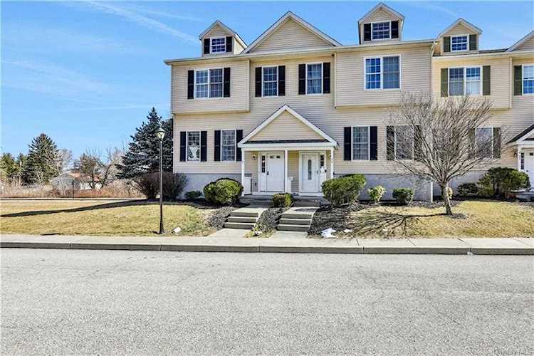 18 Hudson Circle Marlboro, NY 12542