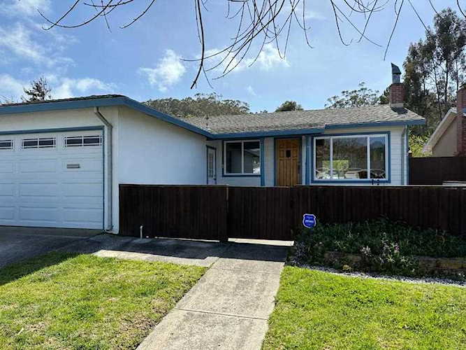 1452 Flores Dr, Pacifica, CA 94044