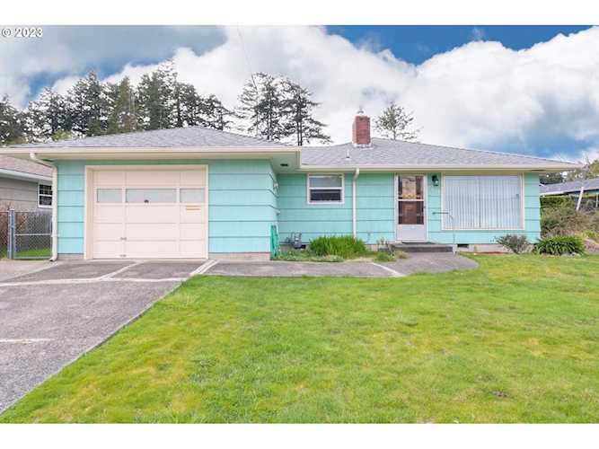 2034 Madrona ST North Bend, OR 97459 | MLS 23669393 Photo 1