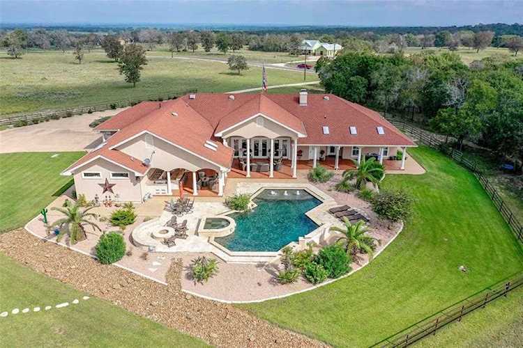 547 Powder RDG Luling, TX 78648