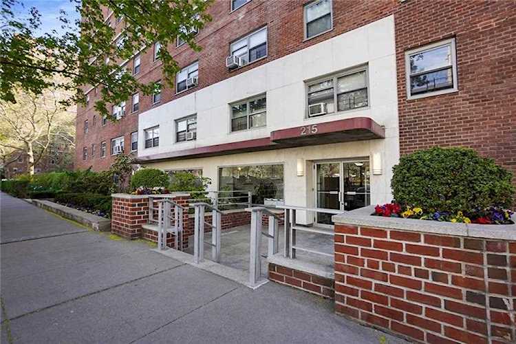 215 Adams St #11A Brooklyn, NY 11201