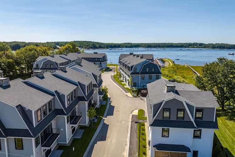 4 Little Bay Dr Dover, NH 03820