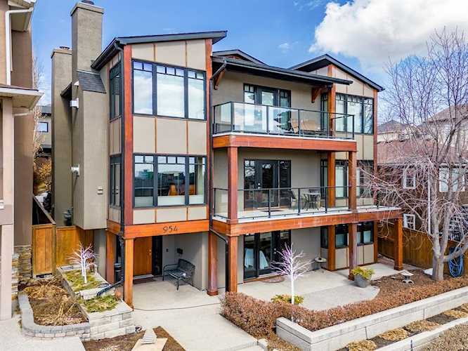 954 Drury Ave NE Calgary, AB T2E 0M2