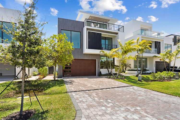 1066 Del Harbour Drive Delray Beach, FL 33483
