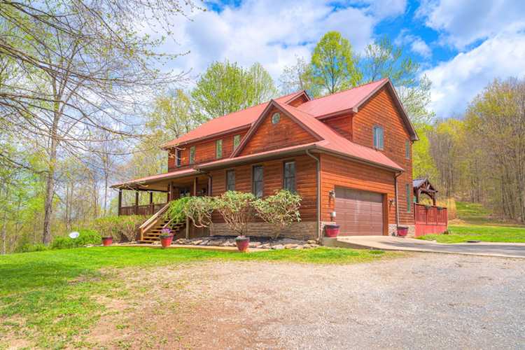 1117 Gaymont Mountain Rd Victor, WV 25938