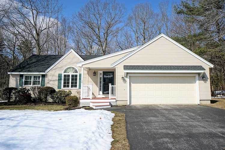 28 Julia Dr Hooksett, NH 03106 | MLS 4946456 Photo 1