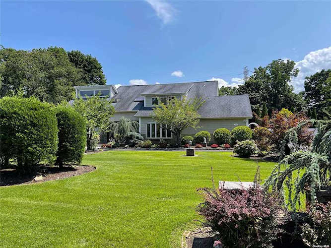 11 E Harbor Ct Roslyn Harbor, NY 11576