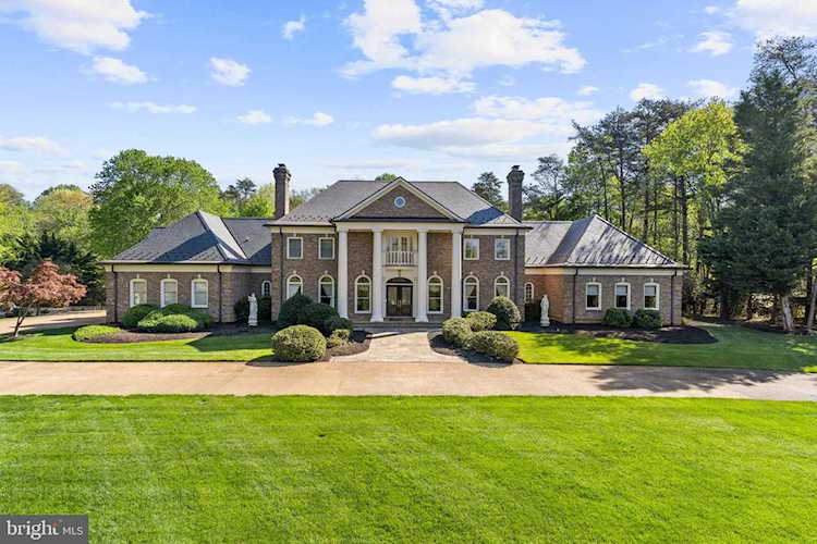 2401 Oakmont Ct Oakton, VA 22124