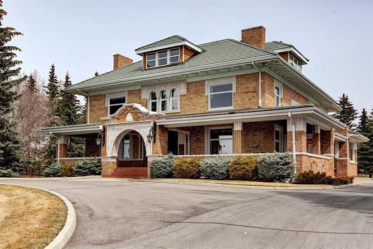 277 Fortress Manor SW Calgary, AB T3H 4Z2