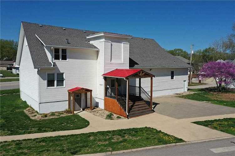 709 E Hyde Park Ave St Joseph, MO 64504