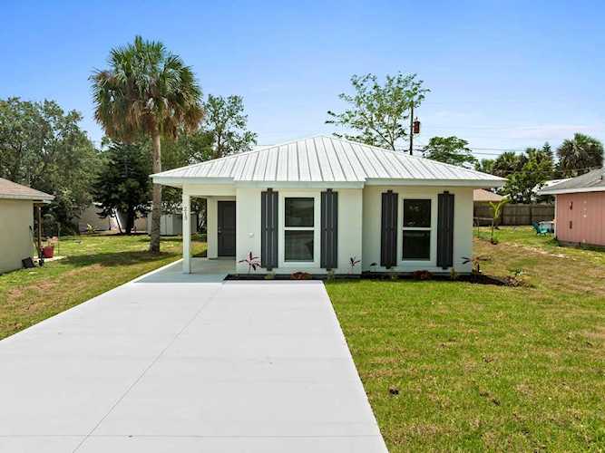 213 SW 15th Place Vero Beach, FL 32962