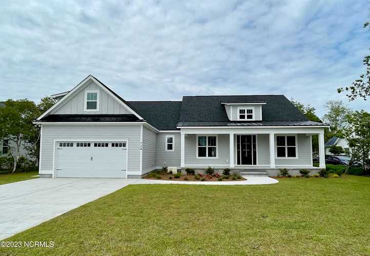 Real Estate & property in Wilmington NC at 724 The Cape Blvd the latest price of $599,999 in Zipcode 28412 Photo 1