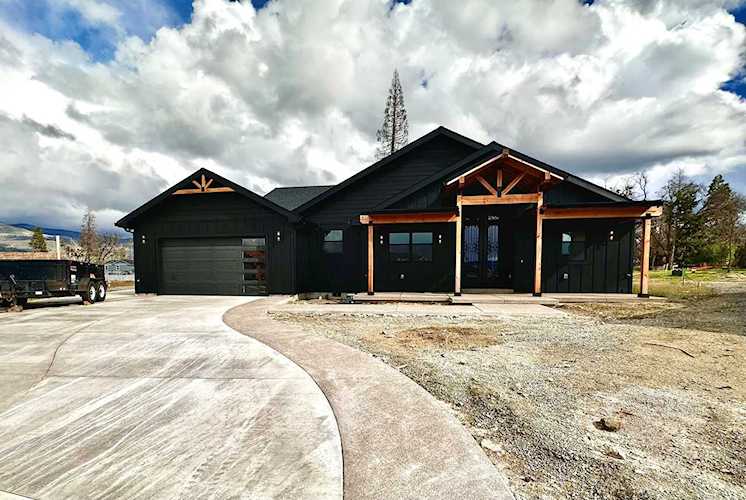 303 Emily Ln Phoenix, OR 97535