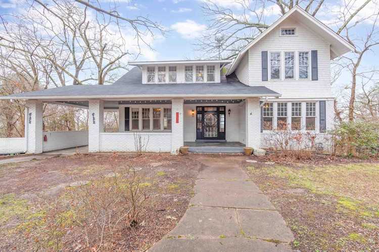 Haltom Real Estate, local REALTORS® Specialize in Selling Homes in Jackson, TN & Surrounding Areas : Madison County, Henderson County, Carroll County, Gibson County, Chester County, Hardeman County, Crockett County Photo 1