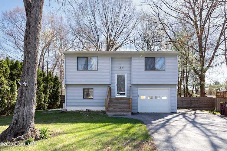 28 Red Oak Ln Ballston Spa, NY 12020