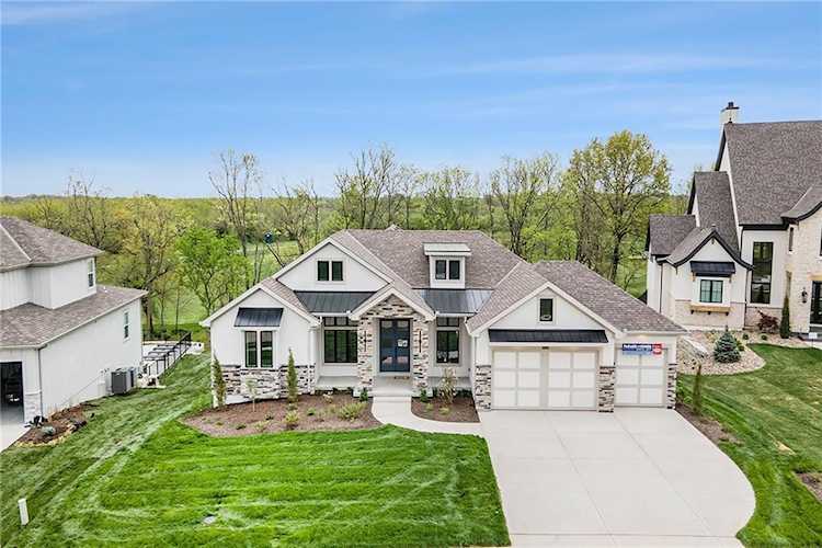 10123 N Kansas Ct Kansas City, MO 64155