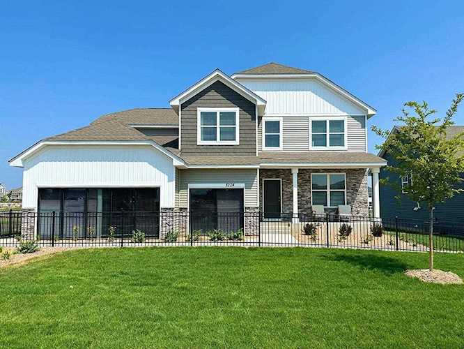 8224 Saddle Trail Woodbury, MN 55129