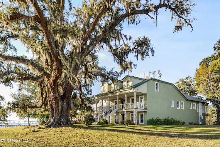 513 Front Beach Dr Ocean Springs, MS 39564