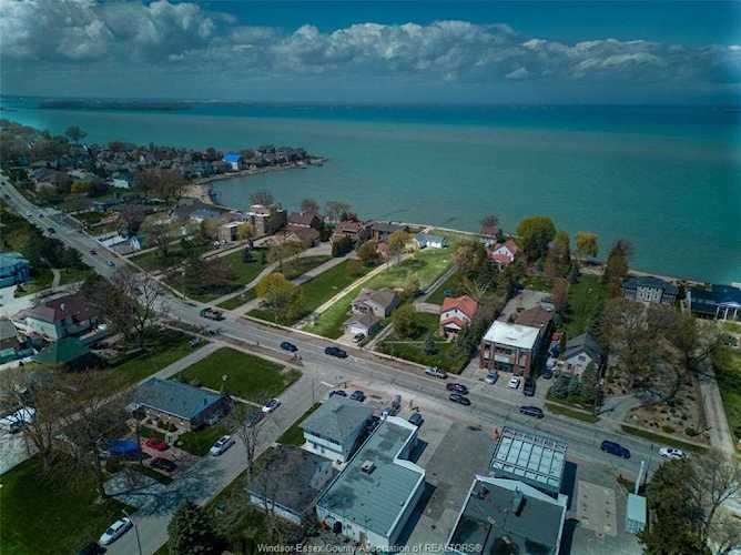 12138 Riverside Dr Tecumseh, ON N8P 1A9
