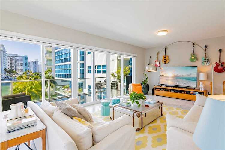 6103 Aqua Ave #403 Miami Beach, FL 33141